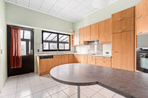 This charming three-bedroom house is located in a rural setting in Vilvoorde (Houtem), on a spacious plot of 1.250 m&sup2;.

On the ground floor, you will find an entrance hall with a separate guest toilet, leading to a spacious and bright living room with an