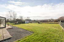 This charming three-bedroom house is located in a rural setting in Vilvoorde (Houtem), on a spacious plot of 1.250 m&sup2;.

On the ground floor, you will find an entrance hall with a separate guest toilet, leading to a spacious and bright living room with an