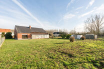 This charming three-bedroom house is located in a rural setting in Vilvoorde (Houtem), on a spacious plot of 1.250 m&sup2;.

On the ground floor, you will find an entrance hall with a separate guest toilet, leading to a spacious and bright living room with an