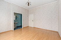 This charming three-bedroom house is located in a rural setting in Vilvoorde (Houtem), on a spacious plot of 1.250 m&sup2;.

On the ground floor, you will find an entrance hall with a separate guest toilet, leading to a spacious and bright living room with an