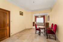 Move-in ready family home with 3 bedrooms, ideally located in the rural area of Koningslo, combining a quiet residential setting with excellent accessibility to both Flanders and the Brussels-Capital Region.

Set on a plot of 3a 43ca, the property benefit