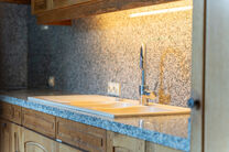 Move-in ready family home with 3 bedrooms, ideally located in the rural area of Koningslo, combining a quiet residential setting with excellent accessibility to both Flanders and the Brussels-Capital Region.

Set on a plot of 3a 43ca, the property benefit