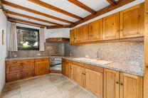 Move-in ready family home with 3 bedrooms, ideally located in the rural area of Koningslo, combining a quiet residential setting with excellent accessibility to both Flanders and the Brussels-Capital Region.

Set on a plot of 3a 43ca, the property benefit