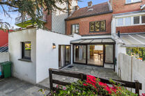 Move-in ready family home with 3 bedrooms, ideally located in the rural area of Koningslo, combining a quiet residential setting with excellent accessibility to both Flanders and the Brussels-Capital Region.

Set on a plot of 3a 43ca, the property benefit