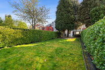 Move-in ready family home with 3 bedrooms, ideally located in the rural area of Koningslo, combining a quiet residential setting with excellent accessibility to both Flanders and the Brussels-Capital Region.

Set on a plot of 3a 43ca, the property benefit