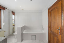 Move-in ready family home with 3 bedrooms, ideally located in the rural area of Koningslo, combining a quiet residential setting with excellent accessibility to both Flanders and the Brussels-Capital Region.

Set on a plot of 3a 43ca, the property benefit