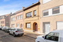 Move-in ready family home with 3 bedrooms, ideally located in the rural area of Koningslo, combining a quiet residential setting with excellent accessibility to both Flanders and the Brussels-Capital Region.

Set on a plot of 3a 43ca, the property benefit