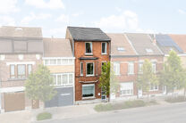 This move-in ready home with no fewer than 5 bedrooms is ideally located in a quiet one-way street, close to a wide range of amenities.

Set on a 476 m&sup2; plot, the property features a pleasant garden with multiple terraces. At the rear, there is also a tw