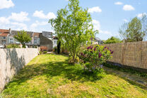 This move-in ready home with no fewer than 5 bedrooms is ideally located in a quiet one-way street, close to a wide range of amenities.

Set on a 476 m&sup2; plot, the property features a pleasant garden with multiple terraces. At the rear, there is also a tw