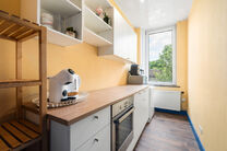 This move-in ready home with no fewer than 5 bedrooms is ideally located in a quiet one-way street, close to a wide range of amenities.

Set on a 476 m&sup2; plot, the property features a pleasant garden with multiple terraces. At the rear, there is also a tw