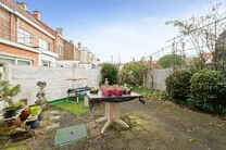 This solid three-bedroom house enjoys an excellent location close to public transport and numerous amenities. A key asset is its easy access to Brussels and the Brussels Ring Road (R0). The property also features a garage and a pleasant garden with terrac