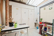 This solid three-bedroom house enjoys an excellent location close to public transport and numerous amenities. A key asset is its easy access to Brussels and the Brussels Ring Road (R0). The property also features a garage and a pleasant garden with terrac