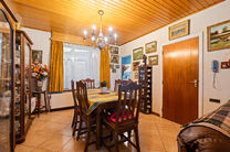 This solid three-bedroom house enjoys an excellent location close to public transport and numerous amenities. A key asset is its easy access to Brussels and the Brussels Ring Road (R0). The property also features a garage and a pleasant garden with terrac