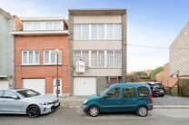 This solid three-bedroom house enjoys an excellent location close to public transport and numerous amenities. A key asset is its easy access to Brussels and the Brussels Ring Road (R0). The property also features a garage and a pleasant garden with terrac