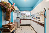 This solid three-bedroom house enjoys an excellent location close to public transport and numerous amenities. A key asset is its easy access to Brussels and the Brussels Ring Road (R0). The property also features a garage and a pleasant garden with terrac