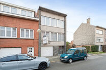 This solid three-bedroom house enjoys an excellent location close to public transport and numerous amenities. A key asset is its easy access to Brussels and the Brussels Ring Road (R0). The property also features a garage and a pleasant garden with terrac