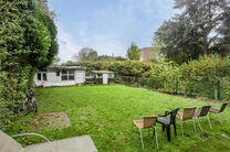 This three-bedroom house with a large garden on a 310 m² plot is ideally located between
the Flemish periphery and Brussels, offering excellent connections to both regions.

Upon entering, you are welcomed into the entrance hall, which leads to a living 