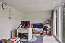 This three-bedroom house with a large garden on a 310 m² plot is ideally located between
the Flemish periphery and Brussels, offering excellent connections to both regions.

Upon entering, you are welcomed into the entrance hall, which leads to a living 