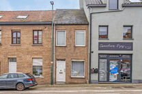 This three-bedroom house with a large garden on a 310 m² plot is ideally located between
the Flemish periphery and Brussels, offering excellent connections to both regions.

Upon entering, you are welcomed into the entrance hall, which leads to a living 