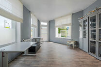 This spacious and centrally located property in the heart of Zaventem offers 3 full-sized bedrooms, with the possibility to create a 4th bedroom, 2 living areas, 2 bathrooms, and a multi-purpose room on the ground floor.
A key highlight is the impressive 