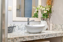 This spacious and centrally located property in the heart of Zaventem offers 3 full-sized bedrooms, with the possibility to create a 4th bedroom, 2 living areas, 2 bathrooms, and a multi-purpose room on the ground floor.
A key highlight is the impressive 