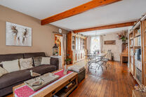 This spacious and centrally located property in the heart of Zaventem offers 3 full-sized bedrooms, with the possibility to create a 4th bedroom, 2 living areas, 2 bathrooms, and a multi-purpose room on the ground floor.
A key highlight is the impressive 