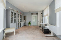 This spacious and centrally located property in the heart of Zaventem offers 3 full-sized bedrooms, with the possibility to create a 4th bedroom, 2 living areas, 2 bathrooms, and a multi-purpose room on the ground floor.
A key highlight is the impressive 