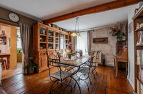 This spacious and centrally located property in the heart of Zaventem offers 3 full-sized bedrooms, with the possibility to create a 4th bedroom, 2 living areas, 2 bathrooms, and a multi-purpose room on the ground floor.
A key highlight is the impressive 