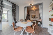 This spacious and centrally located property in the heart of Zaventem offers 3 full-sized bedrooms, with the possibility to create a 4th bedroom, 2 living areas, 2 bathrooms, and a multi-purpose room on the ground floor.
A key highlight is the impressive 