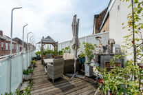 This spacious and centrally located property in the heart of Zaventem offers 3 full-sized bedrooms, with the possibility to create a 4th bedroom, 2 living areas, 2 bathrooms, and a multi-purpose room on the ground floor.
A key highlight is the impressive 