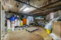 This spacious and centrally located property in the heart of Zaventem offers 3 full-sized bedrooms, with the possibility to create a 4th bedroom, 2 living areas, 2 bathrooms, and a multi-purpose room on the ground floor.
A key highlight is the impressive 