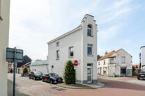 This spacious and centrally located property in the heart of Zaventem offers 3 full-sized bedrooms, with the possibility to create a 4th bedroom, 2 living areas, 2 bathrooms, and a multi-purpose room on the ground floor.
A key highlight is the impressive 