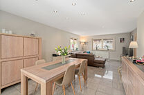 This spacious family home with 3 bedrooms, 2 bathrooms and multiple living areas is ideally located in a rural setting, in a quiet residential area on the border with Grimbergen.
The property combines peaceful surroundings with excellent accessibility to 