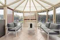 This spacious family home with 3 bedrooms, 2 bathrooms and multiple living areas is ideally located in a rural setting, in a quiet residential area on the border with Grimbergen.
The property combines peaceful surroundings with excellent accessibility to 