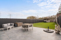 This spacious family home with 3 bedrooms, 2 bathrooms and multiple living areas is ideally located in a rural setting, in a quiet residential area on the border with Grimbergen.
The property combines peaceful surroundings with excellent accessibility to 