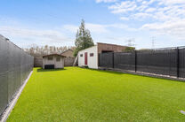 This spacious family home with 3 bedrooms, 2 bathrooms and multiple living areas is ideally located in a rural setting, in a quiet residential area on the border with Grimbergen.
The property combines peaceful surroundings with excellent accessibility to 