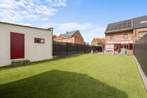 This spacious family home with 3 bedrooms, 2 bathrooms and multiple living areas is ideally located in a rural setting, in a quiet residential area on the border with Grimbergen.
The property combines peaceful surroundings with excellent accessibility to 