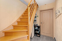 This spacious family home with 3 bedrooms, 2 bathrooms and multiple living areas is ideally located in a rural setting, in a quiet residential area on the border with Grimbergen.
The property combines peaceful surroundings with excellent accessibility to 