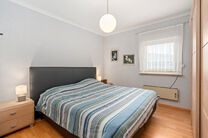 This spacious family home with 3 bedrooms, 2 bathrooms and multiple living areas is ideally located in a rural setting, in a quiet residential area on the border with Grimbergen.
The property combines peaceful surroundings with excellent accessibility to 