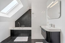 This spacious family home with 3 bedrooms, 2 bathrooms and multiple living areas is ideally located in a rural setting, in a quiet residential area on the border with Grimbergen.
The property combines peaceful surroundings with excellent accessibility to 