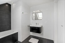 This spacious family home with 3 bedrooms, 2 bathrooms and multiple living areas is ideally located in a rural setting, in a quiet residential area on the border with Grimbergen.
The property combines peaceful surroundings with excellent accessibility to 