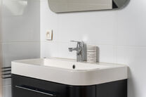 This spacious family home with 3 bedrooms, 2 bathrooms and multiple living areas is ideally located in a rural setting, in a quiet residential area on the border with Grimbergen.
The property combines peaceful surroundings with excellent accessibility to 