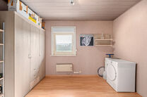 This spacious family home with 3 bedrooms, 2 bathrooms and multiple living areas is ideally located in a rural setting, in a quiet residential area on the border with Grimbergen.
The property combines peaceful surroundings with excellent accessibility to 