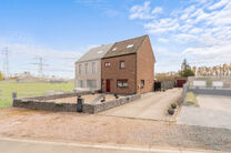 This spacious family home with 3 bedrooms, 2 bathrooms and multiple living areas is ideally located in a rural setting, in a quiet residential area on the border with Grimbergen.
The property combines peaceful surroundings with excellent accessibility to 