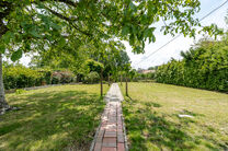Deze karaktervolle burgerwoning in Vlaamse neotraditionele stijl, met haar statige trapgevel en authentieke elementen, ligt op een royaal perceel van 860 m² in het landelijke Beigem (Grimbergen).

Op het gelijkvloers bevindt zich de inkomhal die toegang 