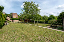 Deze karaktervolle burgerwoning in Vlaamse neotraditionele stijl, met haar statige trapgevel en authentieke elementen, ligt op een royaal perceel van 860 m² in het landelijke Beigem (Grimbergen).

Op het gelijkvloers bevindt zich de inkomhal die toegang 