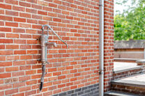 Deze karaktervolle burgerwoning in Vlaamse neotraditionele stijl, met haar statige trapgevel en authentieke elementen, ligt op een royaal perceel van 860 m² in het landelijke Beigem (Grimbergen).

Op het gelijkvloers bevindt zich de inkomhal die toegang 