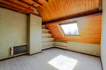 Deze karaktervolle burgerwoning in Vlaamse neotraditionele stijl, met haar statige trapgevel en authentieke elementen, ligt op een royaal perceel van 860 m² in het landelijke Beigem (Grimbergen).

Op het gelijkvloers bevindt zich de inkomhal die toegang 