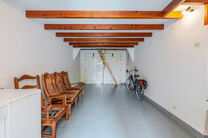 Deze karaktervolle burgerwoning in Vlaamse neotraditionele stijl, met haar statige trapgevel en authentieke elementen, ligt op een royaal perceel van 860 m² in het landelijke Beigem (Grimbergen).

Op het gelijkvloers bevindt zich de inkomhal die toegang 