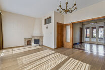Deze ruime gezinswoning met garage en tuin ligt in een groene en rustige buurt, met een vlotte verbinding naar Brussel en de Ring.
Ideaal voor wie op zoek is naar rust, maar toch dicht bij de stad wil wonen.

De woning beschikt over 3 slaapkamers (17m² -